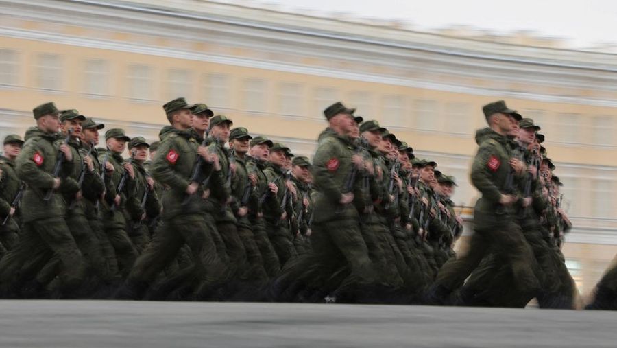 Pemandangan umum menunjukkan Lapangan Merah selama parade militer pada Hari Kemenangan, menandai peringatan 80 tahun kemenangan atas Nazi Jerman dalam Perang Dunia Kedua, di pusat kota Moskow, Rusia, 9 Mei 2025. (Ivan Sekretarev/Host agency RIA Novosti/Handout via REUTERS)
