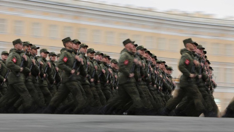 Pemandangan umum menunjukkan Lapangan Merah selama parade militer pada Hari Kemenangan, menandai peringatan 80 tahun kemenangan atas Nazi Jerman dalam Perang Dunia Kedua, di pusat kota Moskow, Rusia, 9 Mei 2025. (Ivan Sekretarev/Host agency RIA Novosti/Handout via REUTERS)
