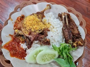 Mampir Rek! 10 Tempat Makan Bebek Goreng Suroboyo yang Kondang Lezatnya