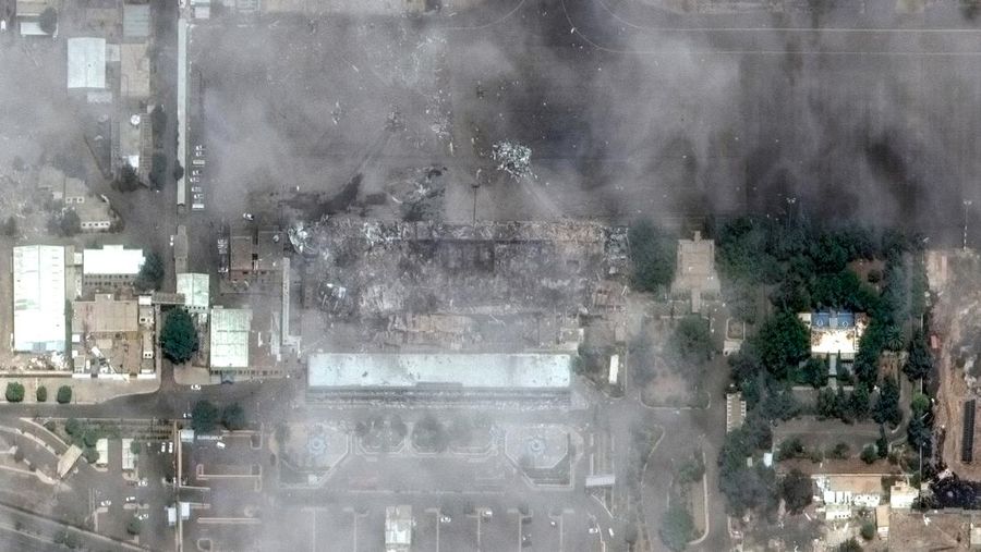 Citra satelit menunjukkan kerusakan pada Bandara Internasional Sanaa di Yaman usai serangan udara Isreael. (Maxar Technologies/Handout via REUTERS)