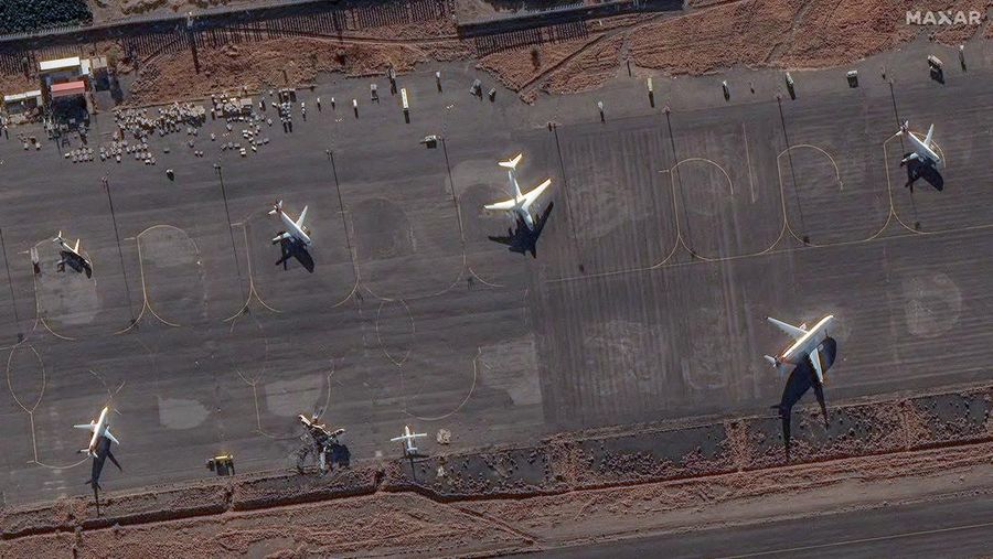Citra satelit menunjukkan kerusakan pada Bandara Internasional Sanaa di Yaman usai serangan udara Isreael. (Maxar Technologies/Handout via REUTERS)