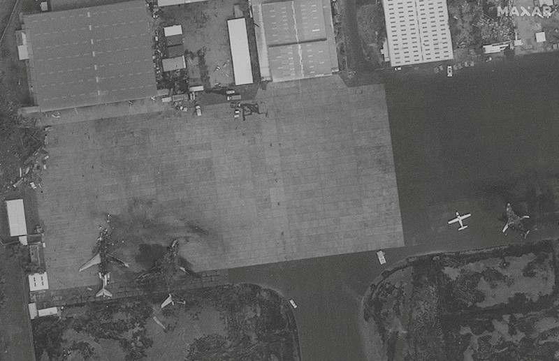 Citra satelit menunjukkan kerusakan pada Bandara Internasional Sanaa di Yaman usai serangan udara Isreael. (Maxar Technologies/Handout via REUTERS) Citra satelit menunjukkan kerusakan pada Bandara Internasional Sanaa di Yaman usai serangan udara Isreael. (Maxar Technologies/Handout via REUTERS)