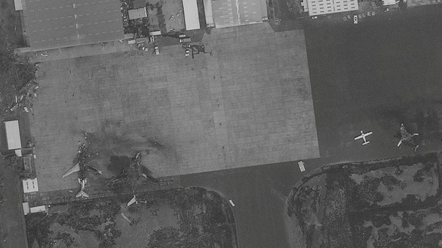 Citra satelit menunjukkan kerusakan pada Bandara Internasional Sanaa di Yaman usai serangan udara Isreael. (Maxar Technologies/Handout via REUTERS)