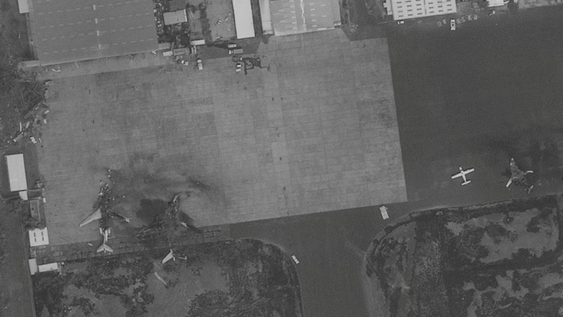 Citra satelit menunjukkan kerusakan pada Bandara Internasional Sanaa di Yaman usai serangan udara Isreael. (Maxar Technologies/Handout via REUTERS)