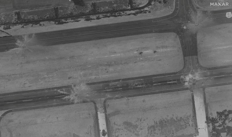 Citra satelit menunjukkan kerusakan pada Bandara Internasional Sanaa di Yaman usai serangan udara Isreael. (Maxar Technologies/Handout via REUTERS) Citra satelit menunjukkan kerusakan pada Bandara Internasional Sanaa di Yaman usai serangan udara Isreael. (Maxar Technologies/Handout via REUTERS)