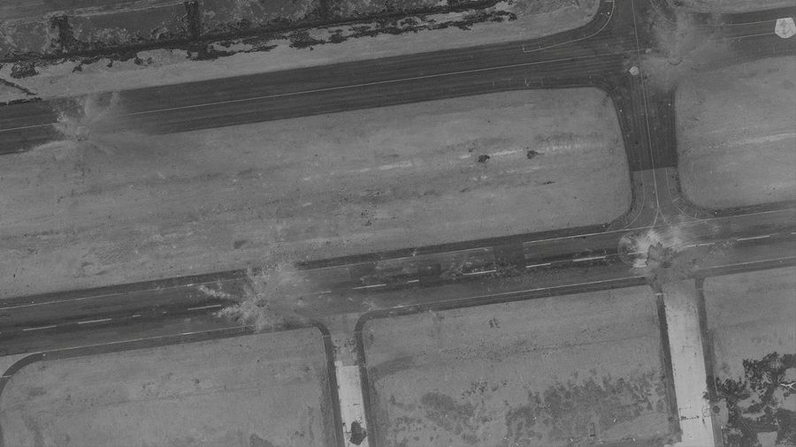 Citra satelit menunjukkan kerusakan pada Bandara Internasional Sanaa di Yaman usai serangan udara Isreael. (Maxar Technologies/Handout via REUTERS)
