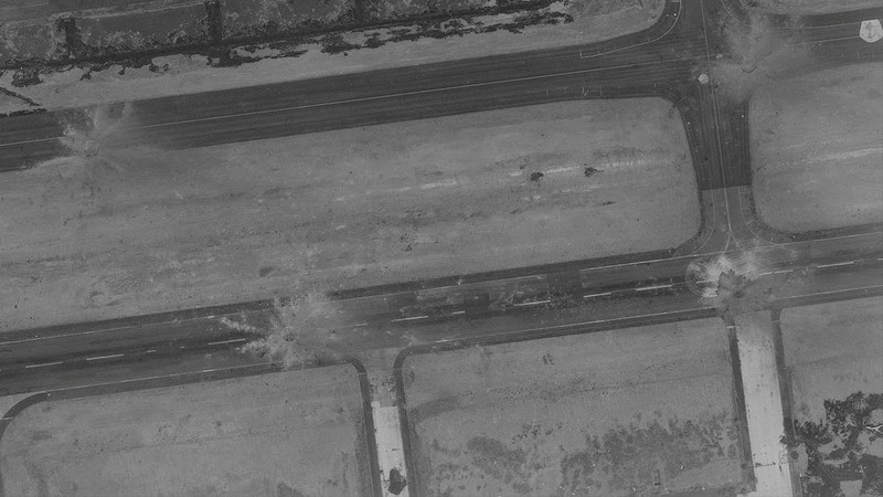 Citra satelit menunjukkan kerusakan pada Bandara Internasional Sanaa di Yaman usai serangan udara Isreael. (Maxar Technologies/Handout via REUTERS)