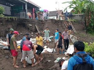 Dampak Hujan Angin di Sleman: Tembok SD Roboh-Sejumlah Pohon Tumbang