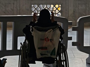 Jemaah Lansia Bisa Pakai Jasa Dorong Kursi Roda Saat Tawaf, Segini Biayanya