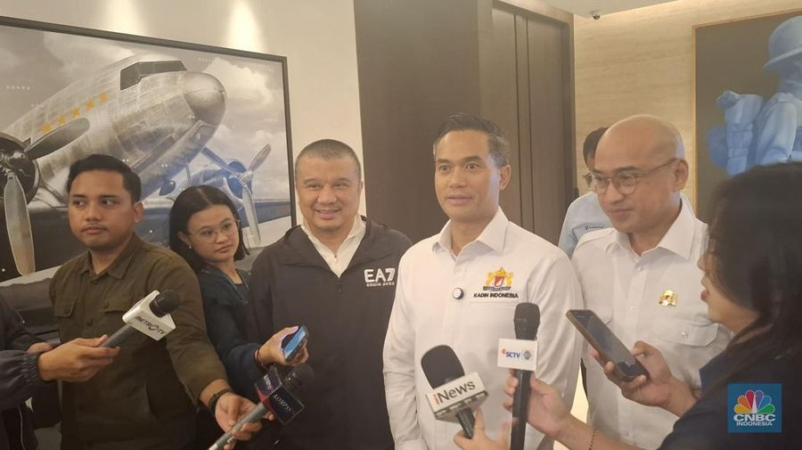 Ketua Umum Kadin Anindya Bakrie (tengah) saat memberikan paparannya setelah kunjungan ke AS beberapa waktu lalu. (CNBC Indonesia/Chandra Dwi)