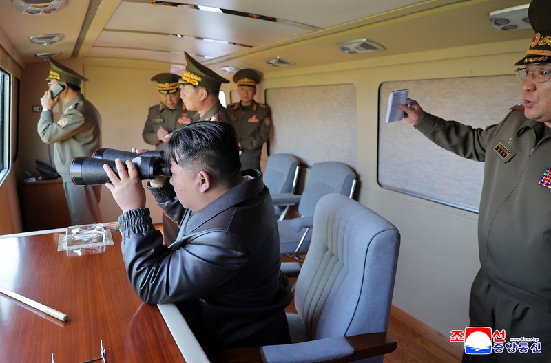 Korea Utara uji coba rudal balistik jarak pendek dan artileri jarak jauh, Kamis (8/7/2025). (KCNA via REUTERS) Korea Utara uji coba rudal balistik jarak pendek dan artileri jarak jauh, Kamis (8/7/2025). (KCNA via REUTERS)