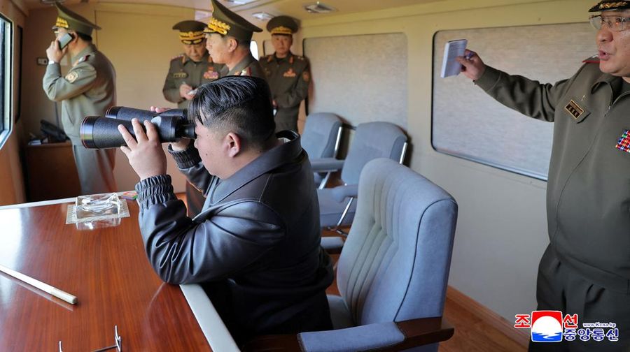 Korea Utara uji coba rudal balistik jarak pendek dan artileri jarak jauh, Kamis (8/7/2025). (KCNA via REUTERS)