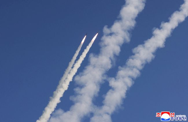 Korea Utara uji coba rudal balistik jarak pendek dan artileri jarak jauh, Kamis (8/7/2025). (KCNA via REUTERS)