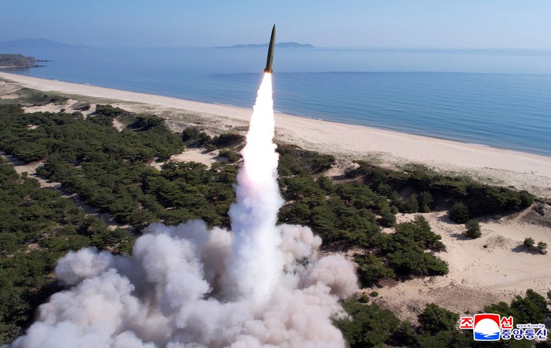 Korea Utara uji coba rudal balistik jarak pendek dan artileri jarak jauh, Kamis (8/7/2025). (KCNA via REUTERS)