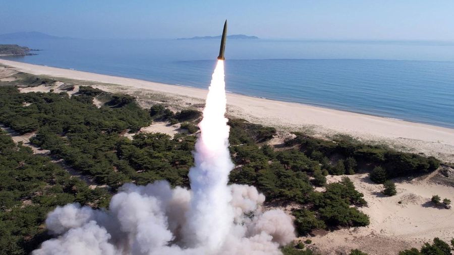Korea Utara uji coba rudal balistik jarak pendek dan artileri jarak jauh, Kamis (8/7/2025). (KCNA via REUTERS) Korea Utara uji coba rudal balistik jarak pendek dan artileri jarak jauh, Kamis (8/7/2025). (KCNA via REUTERS)