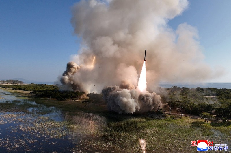Korea Utara uji coba rudal balistik jarak pendek dan artileri jarak jauh, Kamis (8/7/2025). (KCNA via REUTERS) Korea Utara uji coba rudal balistik jarak pendek dan artileri jarak jauh, Kamis (8/7/2025). (KCNA via REUTERS)