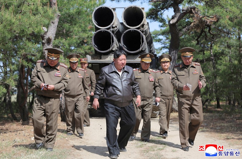 Korea Utara uji coba rudal balistik jarak pendek dan artileri jarak jauh, Kamis (8/7/2025). (KCNA via REUTERS)