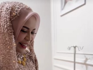Viral Aksi Bidan Tangani Pasien Ibu Hamil Masih Pakai Baju bak Pengantin