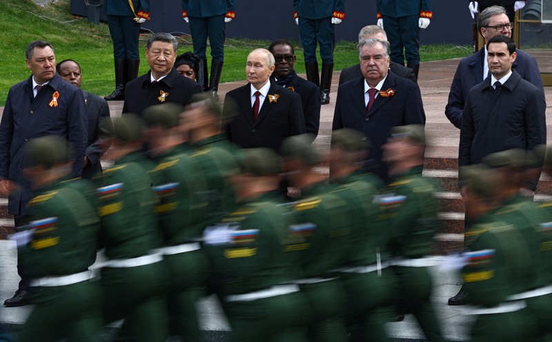 Pemandangan umum menunjukkan Lapangan Merah selama parade militer pada Hari Kemenangan, menandai peringatan 80 tahun kemenangan atas Nazi Jerman dalam Perang Dunia Kedua, di pusat kota Moskow, Rusia, 9 Mei 2025. (Ivan Sekretarev/Host agency RIA Novosti/Handout via REUTERS)