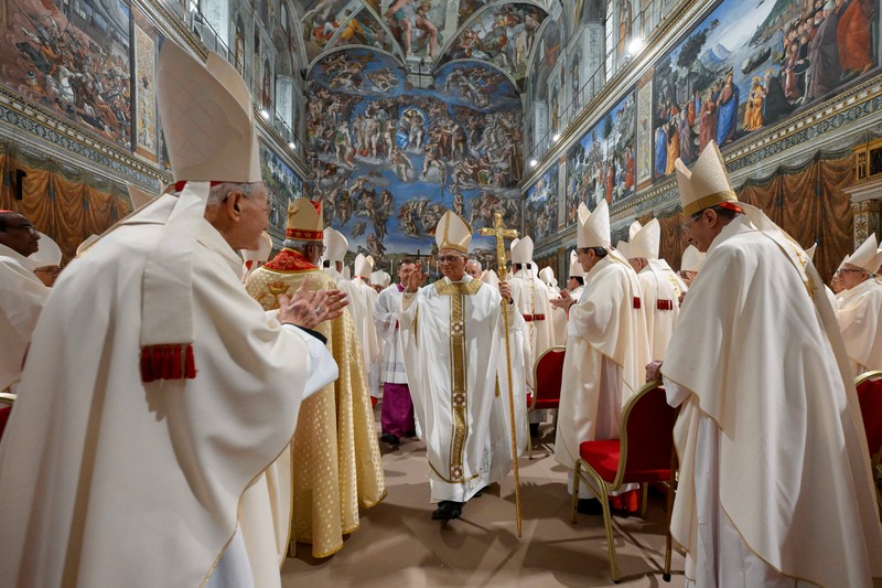 Paus Leo XIV berjalan di Kapel Sistina di Vatikan, 9 Mei 2025. (Vatican Media/Francesco Sforza ­Handout via REUTERS)