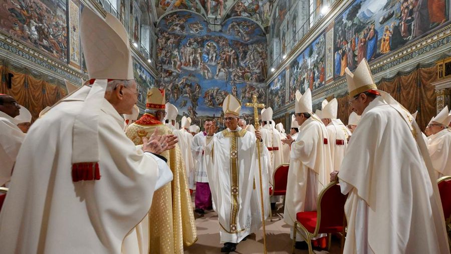 Paus Leo XIV berjalan di Kapel Sistina di Vatikan, 9 Mei 2025. Paus Leo XIV berjalan di Kapel Sistina di Vatikan, 9 Mei 2025. (Vatican Media/Francesco Sforza Handout via REUTERS)
