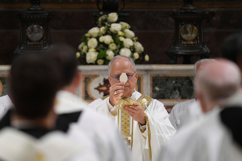 Paus Leo XIV berjalan di Kapel Sistina di Vatikan, 9 Mei 2025. Paus Leo XIV berjalan di Kapel Sistina di Vatikan, 9 Mei 2025. (Vatican Media/Francesco Sforza Handout via REUTERS)