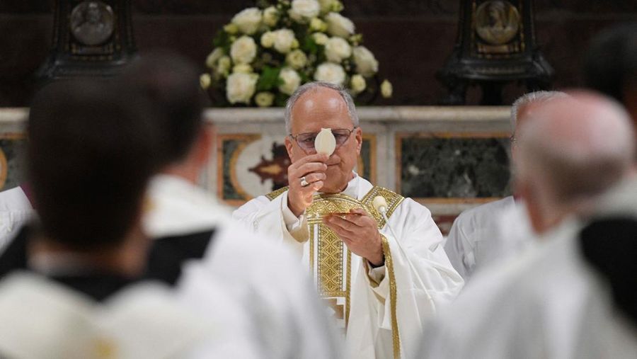 Paus Leo XIV berjalan di Kapel Sistina di Vatikan, 9 Mei 2025. (Vatican Media/Francesco Sforza ­Handout via REUTERS)