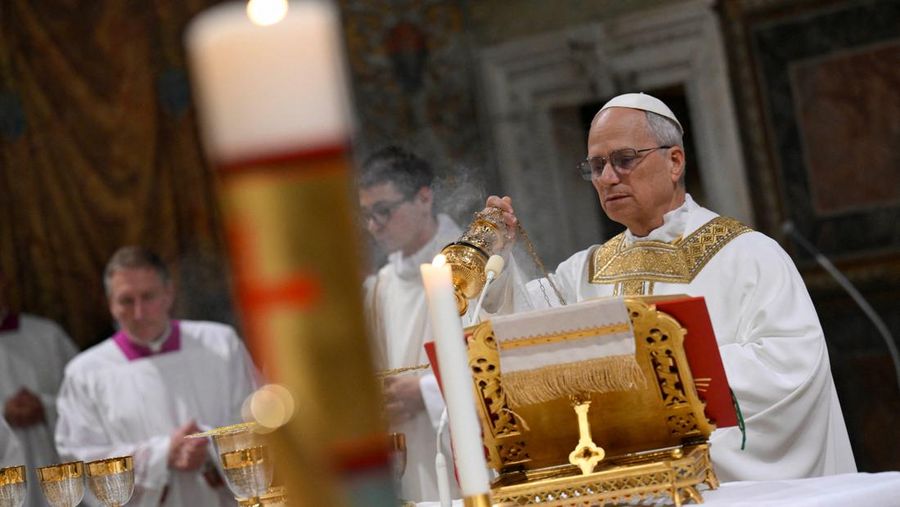 Paus Leo XIV berjalan di Kapel Sistina di Vatikan, 9 Mei 2025. (Vatican Media/Francesco Sforza ­Handout via REUTERS)