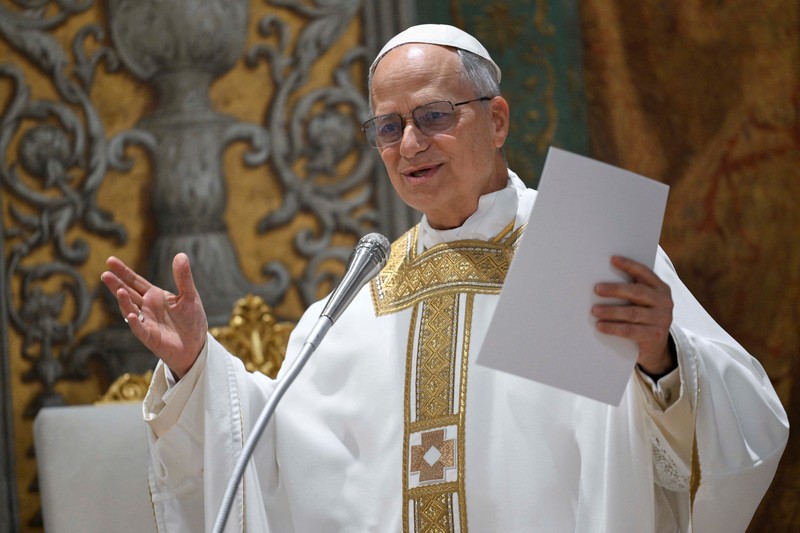 Paus Leo XIV berjalan di Kapel Sistina di Vatikan, 9 Mei 2025. (Vatican Media/Francesco Sforza ­Handout via REUTERS)