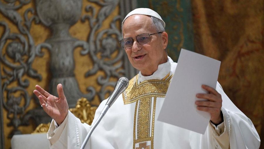 Paus Leo XIV berjalan di Kapel Sistina di Vatikan, 9 Mei 2025. (Vatican Media/Francesco Sforza ­Handout via REUTERS)