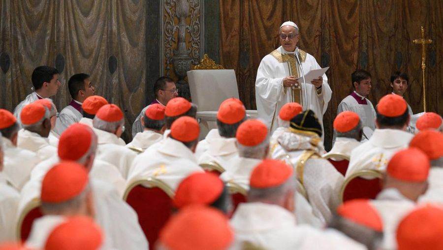 Paus Leo XIV berjalan di Kapel Sistina di Vatikan, 9 Mei 2025. (Vatican Media/Francesco Sforza ­Handout via REUTERS)