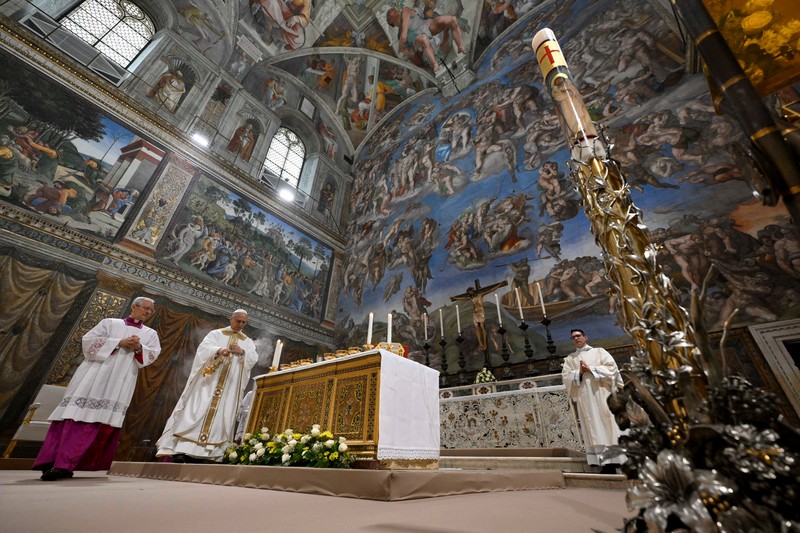 Paus Leo XIV berjalan di Kapel Sistina di Vatikan, 9 Mei 2025. (Vatican Media/Francesco Sforza ­Handout via REUTERS)