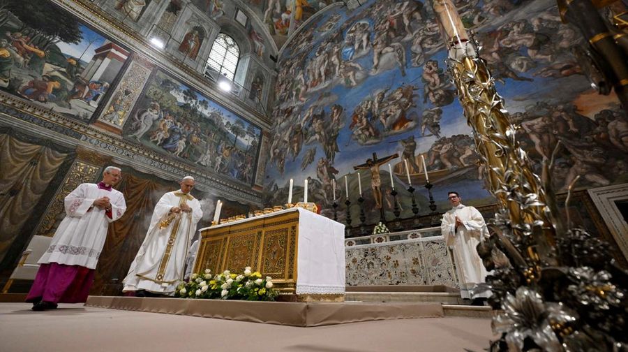 Paus Leo XIV berjalan di Kapel Sistina di Vatikan, 9 Mei 2025. (Vatican Media/Francesco Sforza ­Handout via REUTERS)
