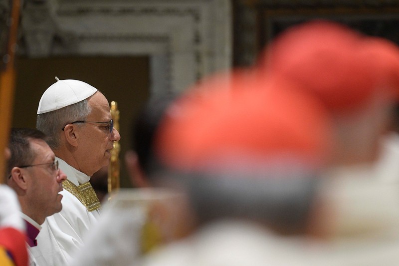 Paus Leo XIV berjalan di Kapel Sistina di Vatikan, 9 Mei 2025. Paus Leo XIV berjalan di Kapel Sistina di Vatikan, 9 Mei 2025. (Vatican Media/Francesco Sforza Handout via REUTERS)