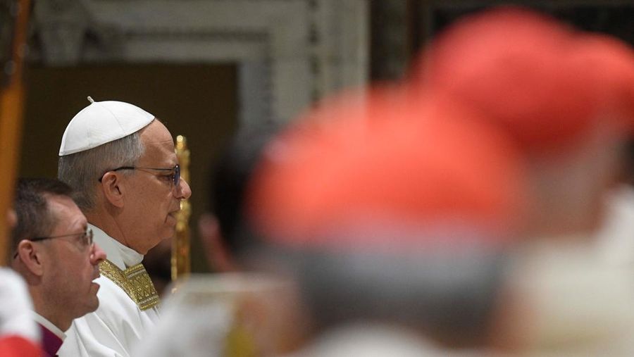 Paus Leo XIV berjalan di Kapel Sistina di Vatikan, 9 Mei 2025. (Vatican Media/Francesco Sforza ­Handout via REUTERS)