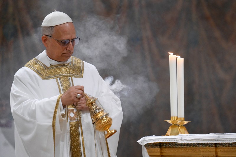 Paus Leo XIV berjalan di Kapel Sistina di Vatikan, 9 Mei 2025. (Vatican Media/Francesco Sforza ­Handout via REUTERS)