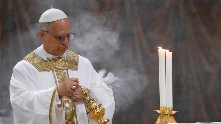 Paus Leo XIV berjalan di Kapel Sistina di Vatikan, 9 Mei 2025. (Vatican Media/Francesco Sforza ­Handout via REUTERS)