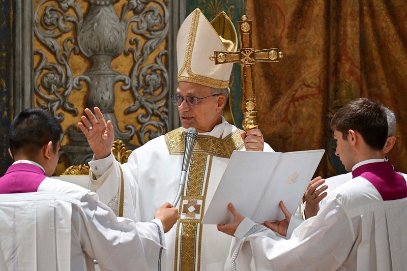 Paus Leo XIV berjalan di Kapel Sistina di Vatikan, 9 Mei 2025. (Vatican Media/Francesco Sforza ­Handout via REUTERS)
