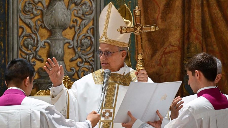Paus Leo XIV berjalan di Kapel Sistina di Vatikan, 9 Mei 2025. (Vatican Media/Francesco Sforza ­Handout via REUTERS)