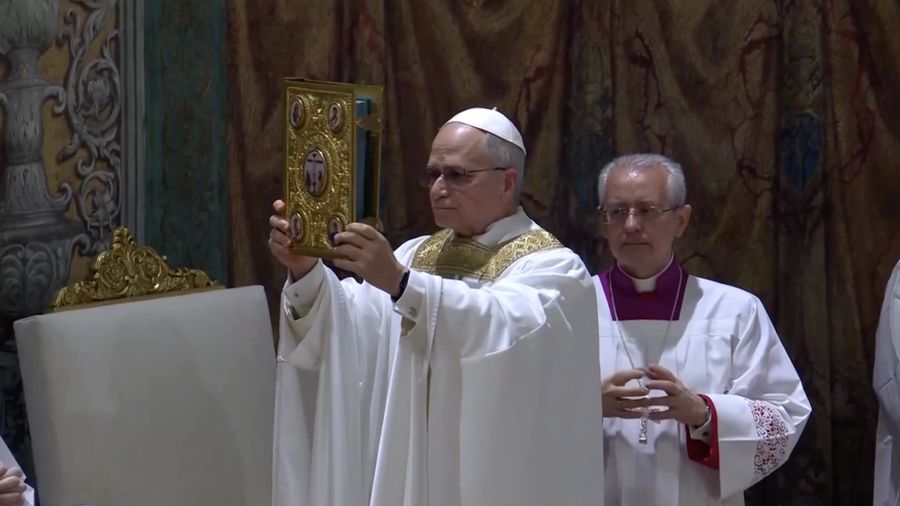 Paus Leo XIV pimpin misa perdana setelah dinobatkan jadi Paus ke-267 hasil Konklaf 7-8 Mei 2025 di Vatikan. (Tangkapan Layar Video Reuters/VATICAN MEDIA)