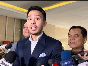 Jokowi Serahkan 2 Ijazah untuk Uji Labfor ke Bareskrim