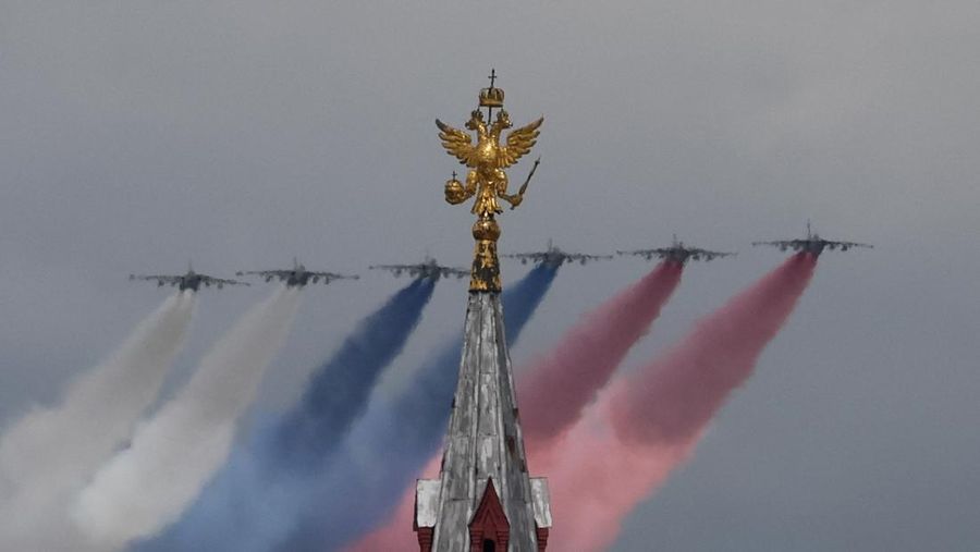 Pemandangan umum menunjukkan Lapangan Merah selama parade militer pada Hari Kemenangan, menandai peringatan 80 tahun kemenangan atas Nazi Jerman dalam Perang Dunia Kedua, di pusat kota Moskow, Rusia, 9 Mei 2025. (Ivan Sekretarev/Host agency RIA Novosti/Handout via REUTERS)