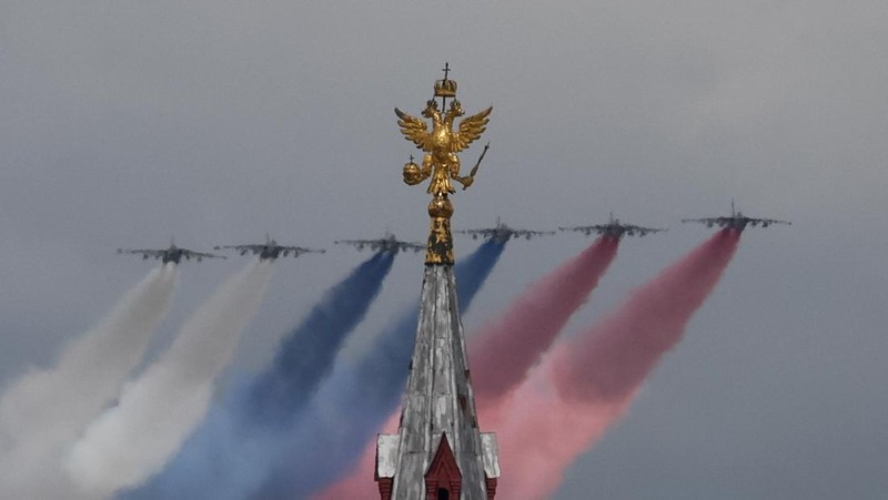 Pemandangan umum menunjukkan Lapangan Merah selama parade militer pada Hari Kemenangan, menandai peringatan 80 tahun kemenangan atas Nazi Jerman dalam Perang Dunia Kedua, di pusat kota Moskow, Rusia, 9 Mei 2025. (Ivan Sekretarev/Host agency RIA Novosti/Handout via REUTERS)