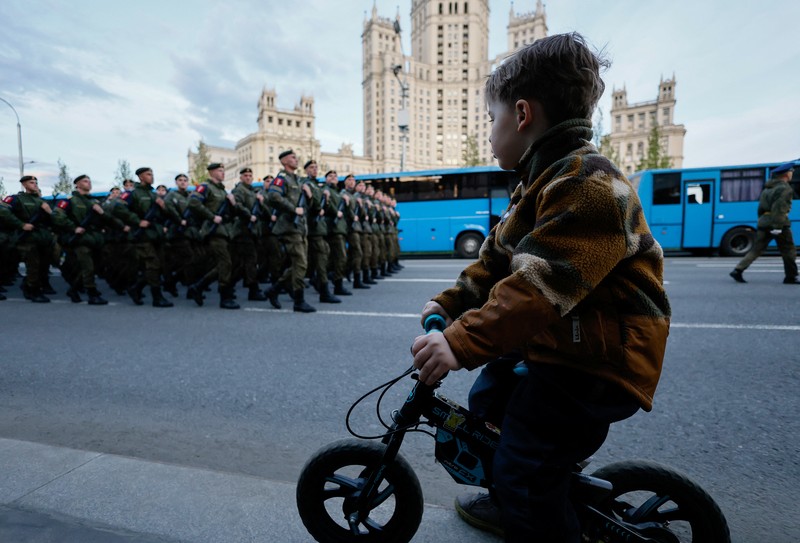 Pemandangan umum menunjukkan Lapangan Merah selama parade militer pada Hari Kemenangan, menandai peringatan 80 tahun kemenangan atas Nazi Jerman dalam Perang Dunia Kedua, di pusat kota Moskow, Rusia, 9 Mei 2025. (Ivan Sekretarev/Host agency RIA Novosti/Handout via REUTERS)