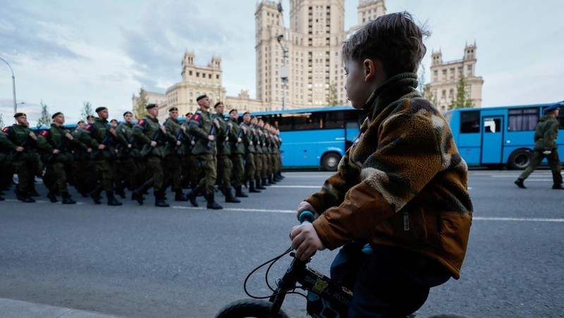 Pemandangan umum menunjukkan Lapangan Merah selama parade militer pada Hari Kemenangan, menandai peringatan 80 tahun kemenangan atas Nazi Jerman dalam Perang Dunia Kedua, di pusat kota Moskow, Rusia, 9 Mei 2025. (Ivan Sekretarev/Host agency RIA Novosti/Handout via REUTERS)