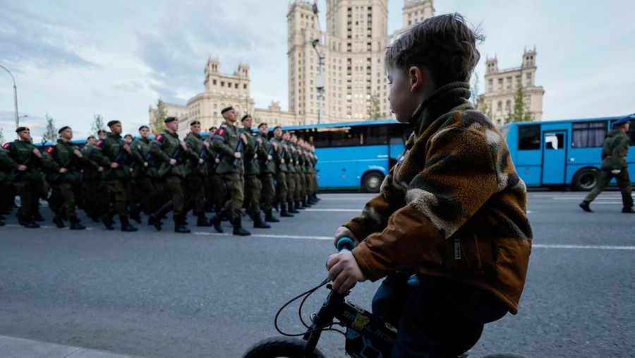 Pemandangan umum menunjukkan Lapangan Merah selama parade militer pada Hari Kemenangan, menandai peringatan 80 tahun kemenangan atas Nazi Jerman dalam Perang Dunia Kedua, di pusat kota Moskow, Rusia, 9 Mei 2025. Pemandangan umum menunjukkan Lapangan Merah selama parade militer pada Hari Kemenangan, menandai peringatan 80 tahun kemenangan atas Nazi Jerman dalam Perang Dunia Kedua, di pusat kota Moskow, Rusia, 9 Mei 2025. (Ivan Sekretarev/Host agency RIA Novosti/Handout via REUTERS)