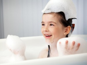 Anak Kerap Lupa Waktu Saat Mandi gegara Asyik Main Air, Ini Tip Buat Ortu