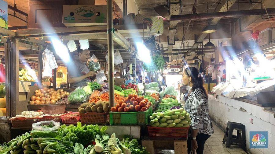 Suasana di Pasar Senen, Jakarta Pusat, Jumat (9/5/2025) masih terpantau lengang. Meski sebagian lapak tampak sepi, penjual telur dan sayur tetap melayani pelanggan setia yang belanja untuk stok bulanan. (CNBC Indonesia/Fergi Nadira)
