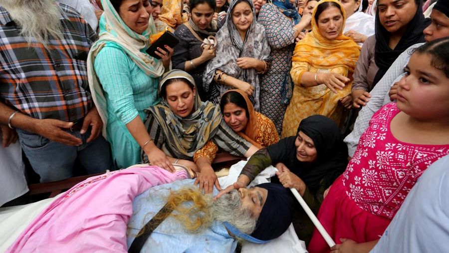 Suasana Poonch dekat Garis Kontrol (LoC) antara India dan Pakistan, Kamis (8/5/2025). (REUTERS/Stringer)