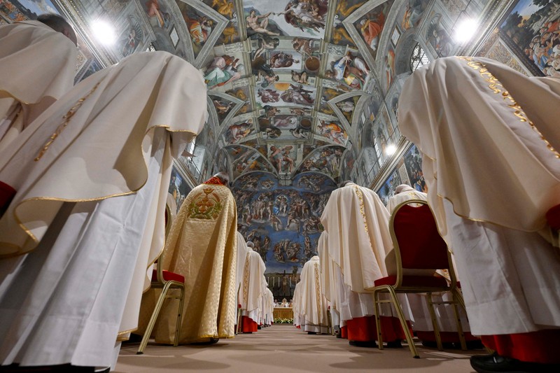 Paus Leo XIV berjalan di Kapel Sistina di Vatikan, 9 Mei 2025. (Vatican Media/Francesco Sforza ­Handout via REUTERS)